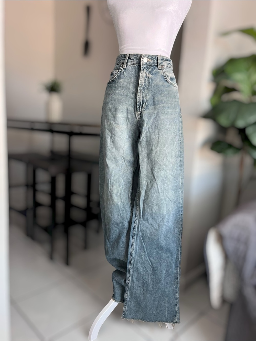 ZARA Size 8 High Rise Raw Hem Denim Jeans